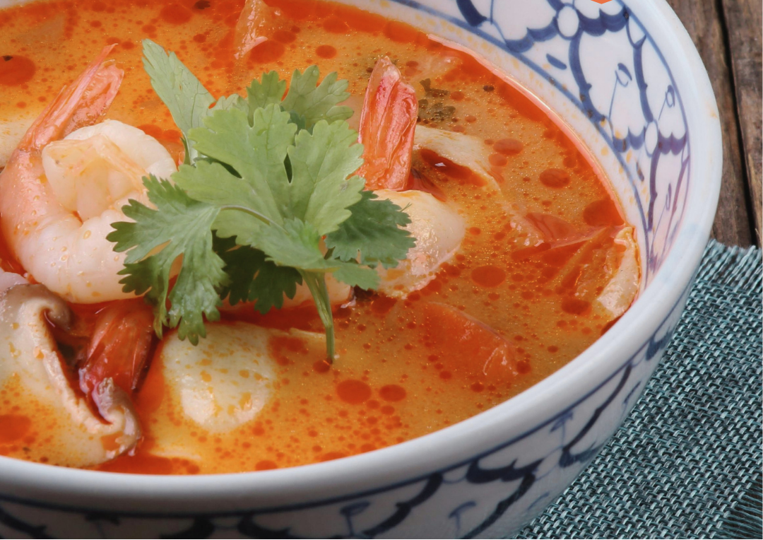 Soupe thaï aux crevettes cari rouge et lait de coco savoureuse